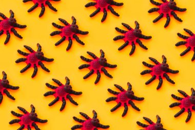 Marmelat örümcekleri kusursuz bir şekilde sürünüyorlar. Sonbahar bayramı için dekorasyona kavramsal yaklaşım