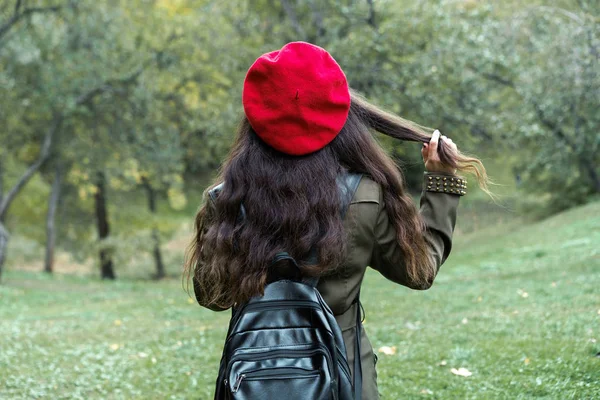 Νεαρή Γυναίκα Στο Κόκκινο Μπερέ Φθινόπωρο Κίτρινο Πράσινο Πάρκο — Φωτογραφία Αρχείου