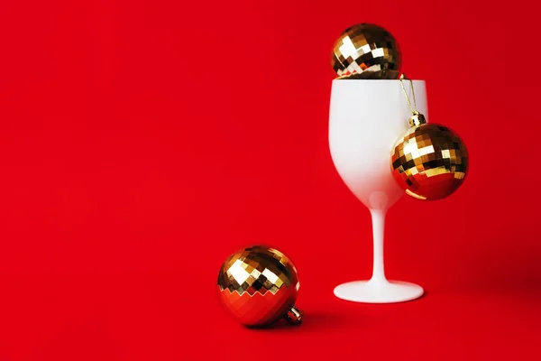 Verre Vin Blanc Avec Des Boules Décoration Dorées Sur Fond — Photo