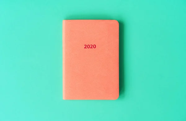 Pomerančový Deník Pro Rok 2020 Umělým Koženým Krytem Mincovním Pozadí — Stock fotografie