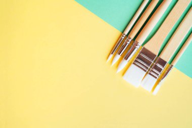 Sanat eserleri için küçük çocuk fırçaları. Asgari yaratıcı konsept. Farklı tasarım amaçları için moda renk düzeni