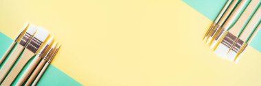 Sanat eserleri için küçük çocuk fırçaları. Asgari yaratıcı konsept. Farklı tasarım amaçları için moda renk düzeni. Pankart