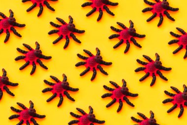 Marmelat örümcekleri kusursuz bir şekilde sürünüyorlar. Sonbahar bayramı Cadılar Bayramı için yenilebilir dekora kavramsal yaklaşım