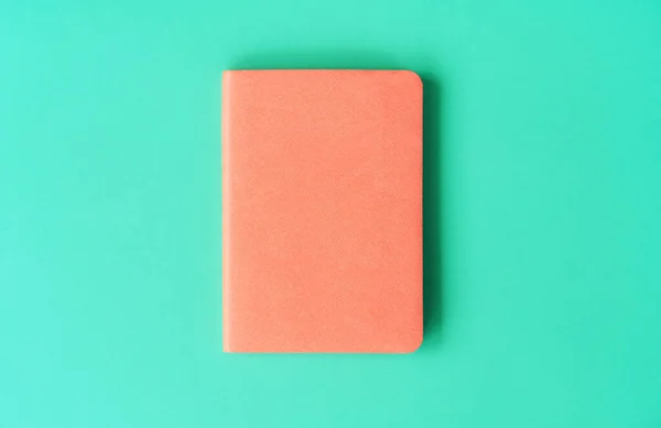 Libro Naranja Con Cubierta Cuero Artificial Sobre Fondo Menta Concepto — Foto de Stock