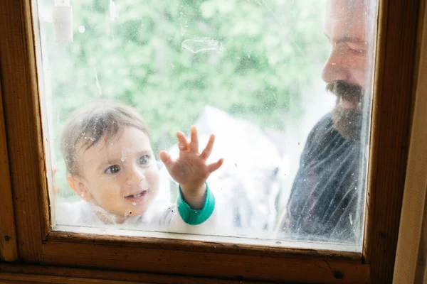 Padre Hijo Pequeño Están Jugando Juntos Papá Niño Mirando Por —  Fotos de Stock