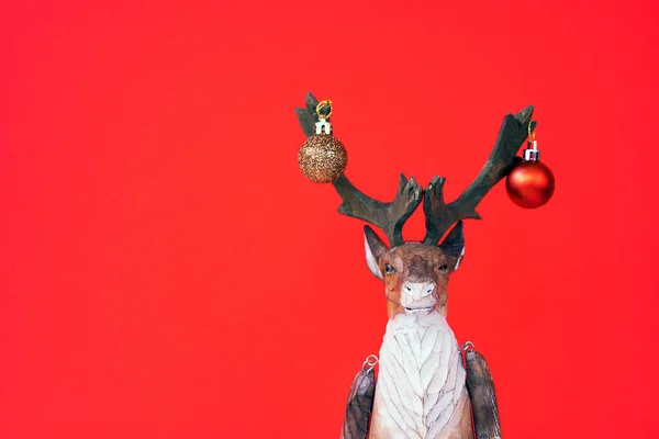 Rena Madeira Natal Engraçado Com Pequena Bola Festiva Fundo Vermelho — Fotografia de Stock