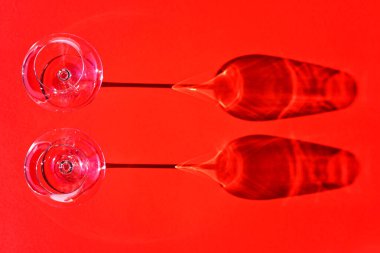 Uzun bacaklı güzel cam şarap kadehleri.. 