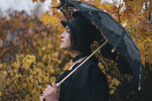 A young dreaming woman with a short haircut, wet hair from rain and snow — Stock Photo, Image