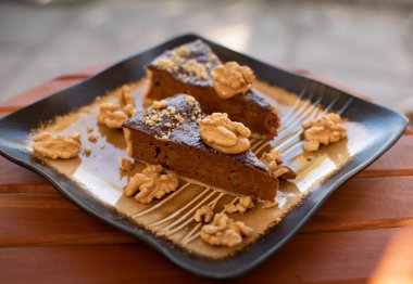 Zarif bir tabakta iki parça cevizli turta. Cevizli tatlı..