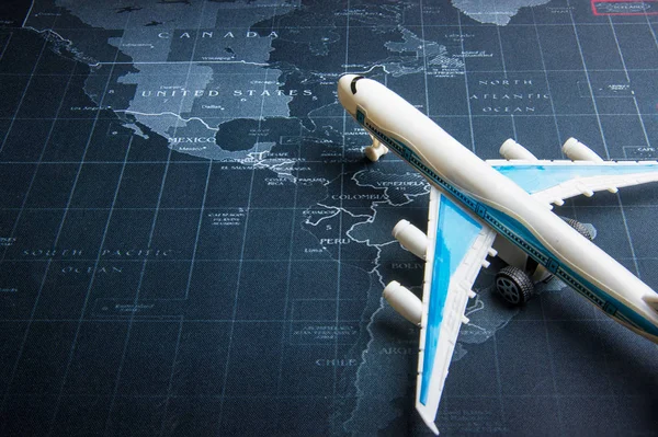 Επιβατικό Αεροπλάνο Στον Παγκόσμιο Χάρτη Μεταφορά Έννοια Επιχειρησιακών Συστημάτων — Φωτογραφία Αρχείου