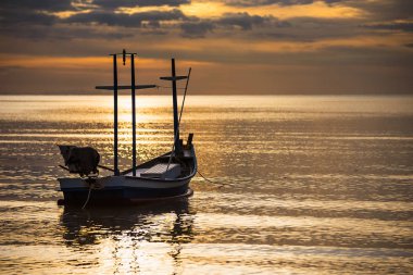 Sabah güneş anda denizde yüzen balıkçı teknesi. Tayland