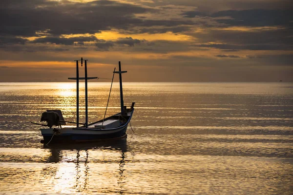 Rybářský Člun Plovoucí Moři Ranní Sluníčko Době Thajsko — Stock fotografie