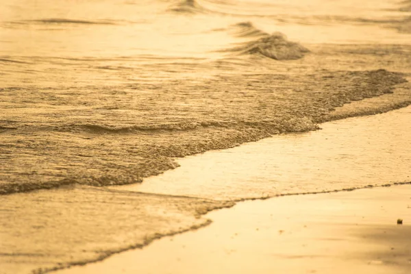Όμορφη Παραλία Λευκή Άμμο Νερό Σαφές Κύμα Λευκή Άμμο Και — Φωτογραφία Αρχείου