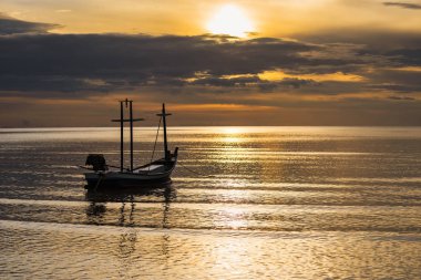 Sabah güneş anda denizde yüzen balıkçı teknesi. Tayland