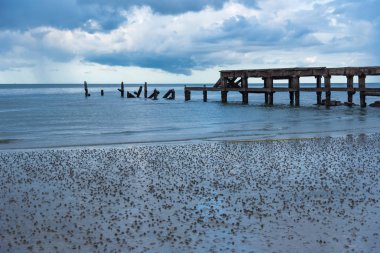Balık tutma kırık eski görünümünü Hua Hin Beach Prachuab Khirikhan, Tayland Dock cihazları