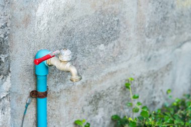 Eski ve paslı su dokunun duvar senin metin için yer ile