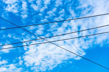 Teller kutup mavi gökyüzü ile. Elektrik telleri bir arka plan üzerinde. Elektrik kablolar... İletim hattı kabloları. Gökyüzü zemin elektrikli tel. Elektrikli tel izole arka plan