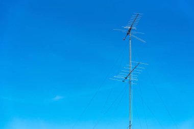 mavi gökyüzü arka plan ile analog tv anteni