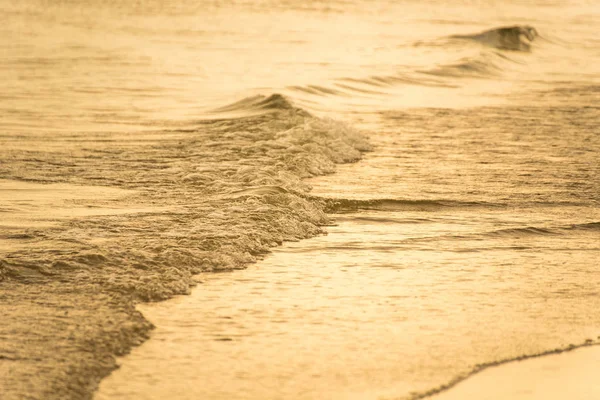 Пляж Белым Песком Чистая Волновая Вода Белый Песок Закат Морской — стоковое фото