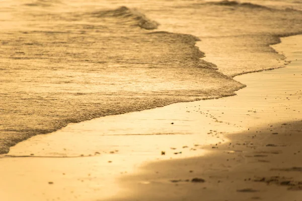 Όμορφη Παραλία Λευκή Άμμο Νερό Σαφές Κύμα Λευκή Άμμο Και — Φωτογραφία Αρχείου