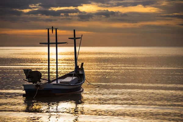 Рыболовная Лодка Плавающая Море Утреннее Время — стоковое фото