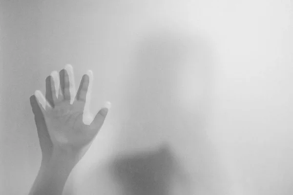 在磨砂玻璃后面的女人的影子手 模糊的手抽象 万圣节背景 黑白图片 — 图库照片