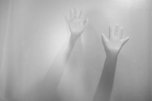 Mãos Sombra Mulher Por Trás Glass Blurry Fosco Mão Abstraction — Fotografia de Stock