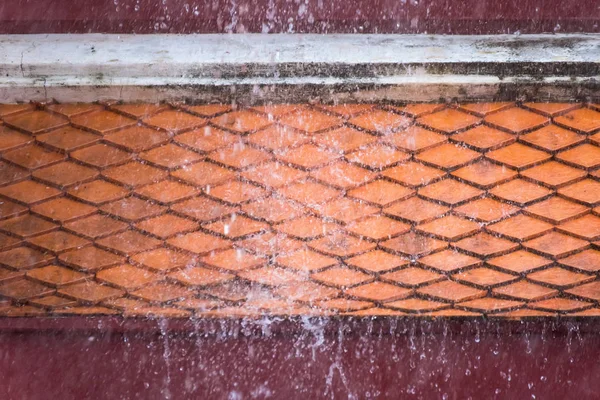 Chuva Cai Telhado Templo Dia Chuvoso Tailândia — Fotografia de Stock