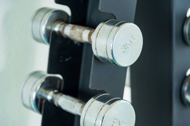 Fitness salonunda halter