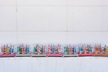 Tay dansçı içinde ev ruhu plastik aynayı fisto ile bebekler. Önemli olan ev ruhu içinde. Asya inanç