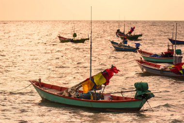 Balıkçı tekneleri karaya Limandaki deniz günbatımı zamanı Chanthaburi, Tayland, Thailand, yüzen