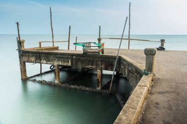 Uzun pozlama deniz manzarası Chanthaburi, Tayland günbatımı anda limanda chaolao görünümünü