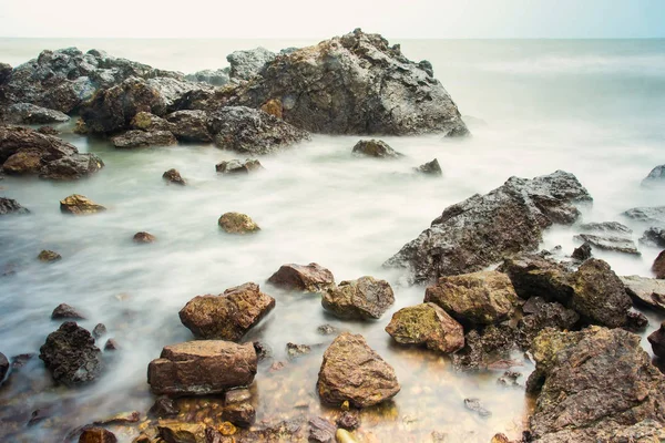 Μακροχρόνια Έκθεση Θαλασσογραφία Αφρισμένα Κύματα Εκτοξεύεται Ενάντια Μια Βραχώδη Ακτή — Φωτογραφία Αρχείου