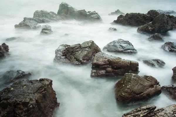 Paisaje Marino Larga Exposición Con Olas Espumosas Salpicando Contra Una — Foto de Stock