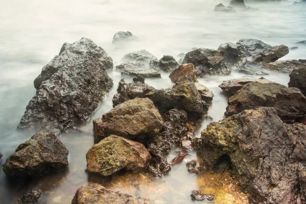 Lange Blootstelling Zeegezicht Met Schuimende Golven Spatten Tegen Een Rotsachtige — Stockfoto