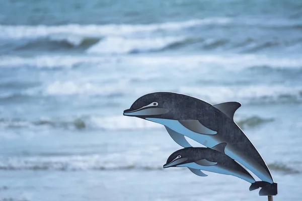 Dos Dibujos Delfines Madera Saltando Hermoso Paisaje Marino Con Aguas —  Fotos de Stock