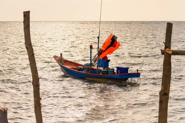 Flytande Fiskebåtar Grund Vid Hamnen Havet Solnedgången Tid Chanthaburi Thailand — Stockfoto