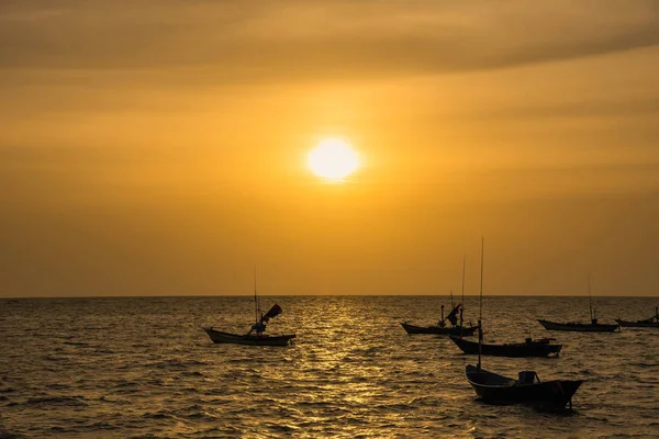 Plovoucí Rybářské Lodě Dnu Přístavu Čas Západu Slunce Moře Provincii — Stock fotografie