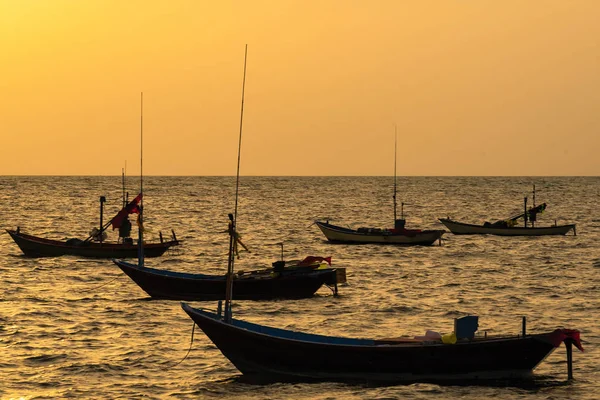 Plovoucí Rybářské Lodě Dnu Přístavu Čas Západu Slunce Moře Provincii — Stock fotografie