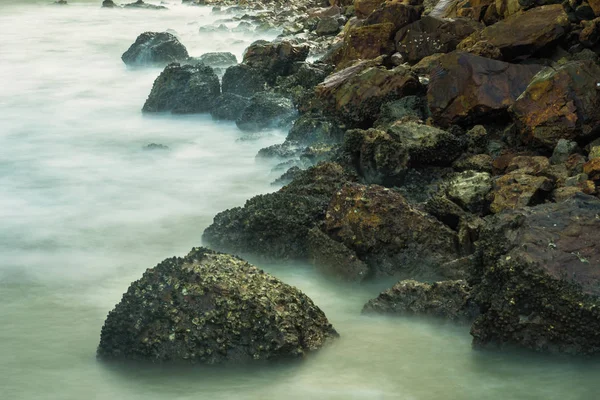 Lange Blootstelling Zeegezicht Met Schuimende Golven Spatten Tegen Een Rotsachtige — Stockfoto