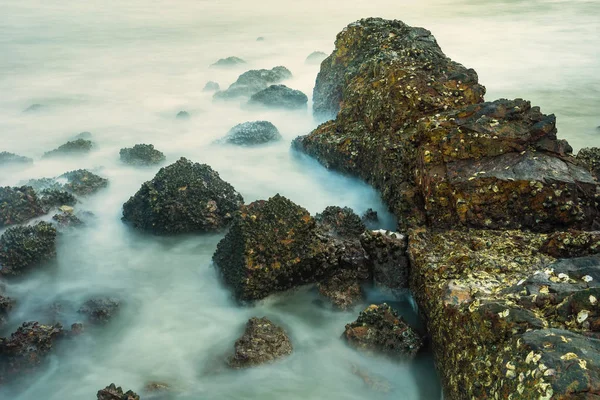 Lange Blootstelling Zeegezicht Met Schuimende Golven Spatten Tegen Een Rotsachtige — Stockfoto