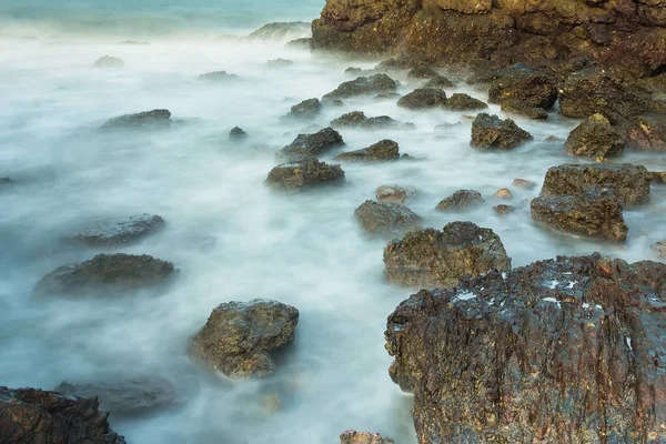 Paisaje Marino Larga Exposición Con Olas Espumosas Salpicando Contra Una — Foto de Stock