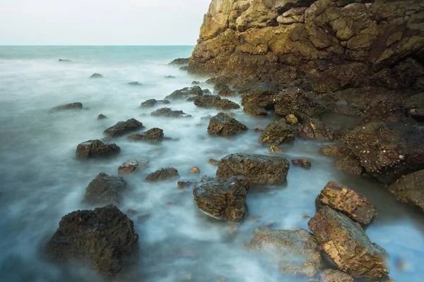 Μακροχρόνια Έκθεση Θαλασσογραφία Αφρισμένα Κύματα Εκτοξεύεται Ενάντια Μια Βραχώδη Ακτή — Φωτογραφία Αρχείου