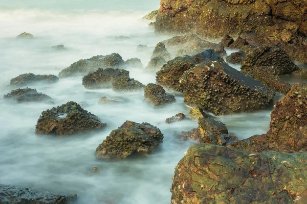 Lange Blootstelling Zeegezicht Met Schuimende Golven Spatten Tegen Een Rotsachtige — Stockfoto