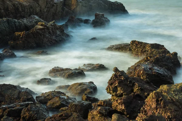 长的暴露海景与泡沫波浪飞溅对泰国的岩石海岸在早晨时间 — 图库照片