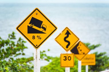 Dik tepe iniş kullanımı düşük vites trafik işaretleri de yol Tayland