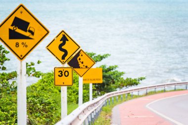 Dik tepe iniş kullanımı düşük vites trafik işaretleri de yol Tayland