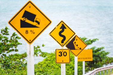 Dik tepe iniş kullanımı düşük vites trafik işaretleri de yol Tayland