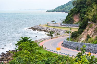 Güzel sahil yolu ile dağ deniz plaj manzarası Chanthaburi Eyaleti, Tayland