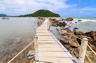 Ban Hua Leam ahşap köprü görünümünü deniz manzarası. Ünlü cazibe yer Chanthaburi, Tayland